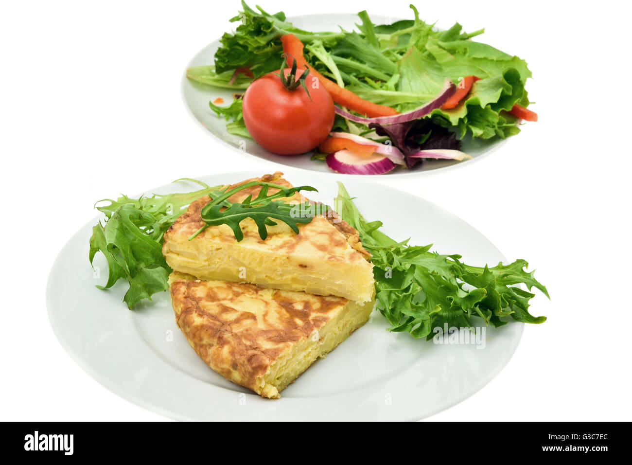 Scheiben von spanische Omelette oder Tortilla mit Salat Elemente - weißer Hintergrund Stockfoto