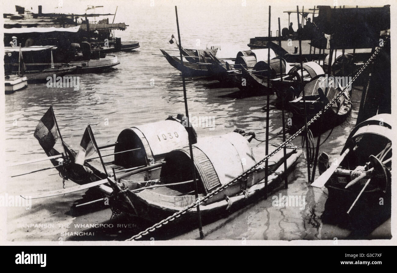 Hölzerne Sampan Boote in dem Huangpu-Fluss - Shanghai, China: 1928 Stockfoto