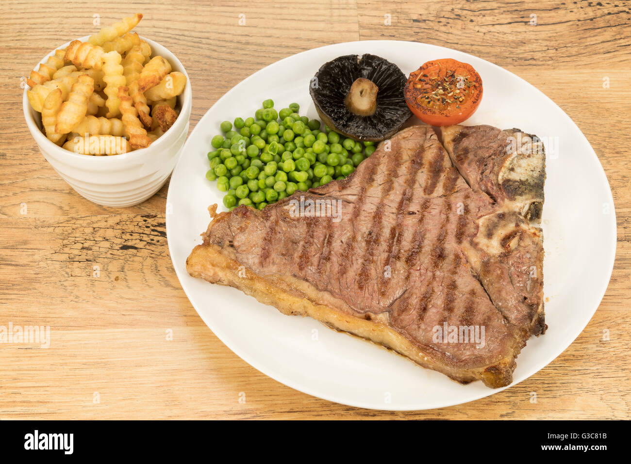 T-Bone Steak und Pommes frites Stockfoto