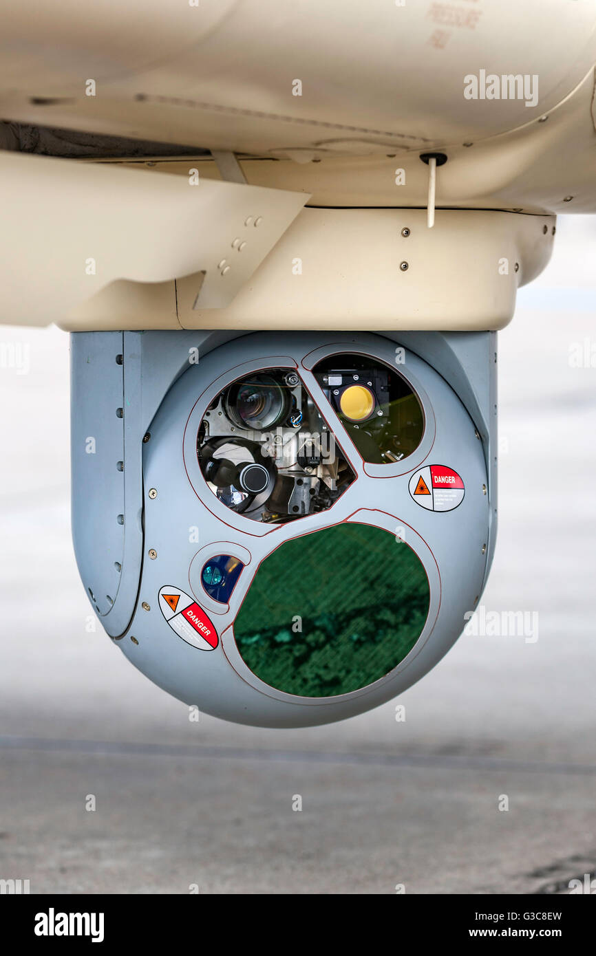 Optischer Sensor-System auf eine moderne Militärflugzeuge Forward looking infrared (FLIR) sowie andere Sensoren zeigen. Stockfoto