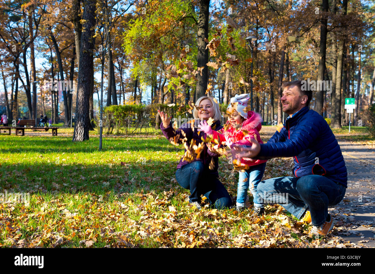Unbeschwerte europäischen Familie im herbstlichen Park spielen Stockfoto