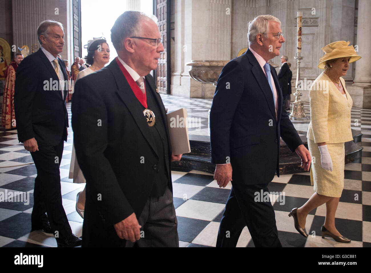 Frau Cherie und Sir John Major, der ehemalige Premierminister Tony Blair und Frau Lady Norma Major Ankunft in St. Pauls Cathedral in London zum Wehrdienst Erntedankfest anlässlich des 90. Geburtstags von Queen Elizabeth II. Stockfoto