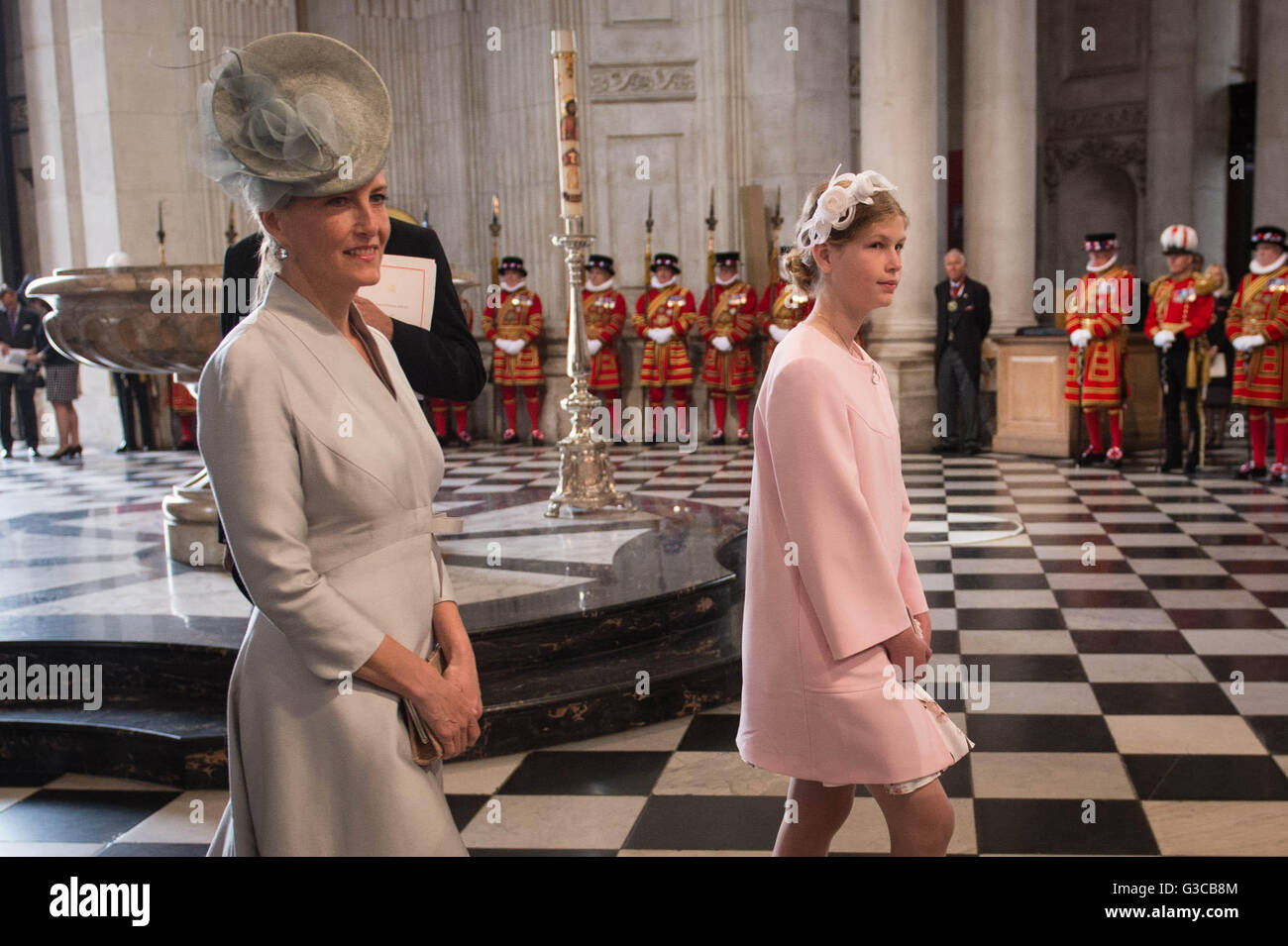 Gräfin von Wessex und Lady Louise Windsor Ankunft in St. Pauls Cathedral in London zum Wehrdienst Erntedankfest anlässlich des 90. Geburtstags von Queen Elizabeth II. Stockfoto