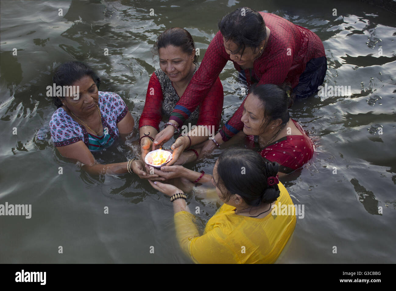 Frauen Baden und beten mit beleuchteten Öllampe. (Diya) Kumbh Mela 2016. Ujjain, Madhya Pradesh, Indien Stockfoto