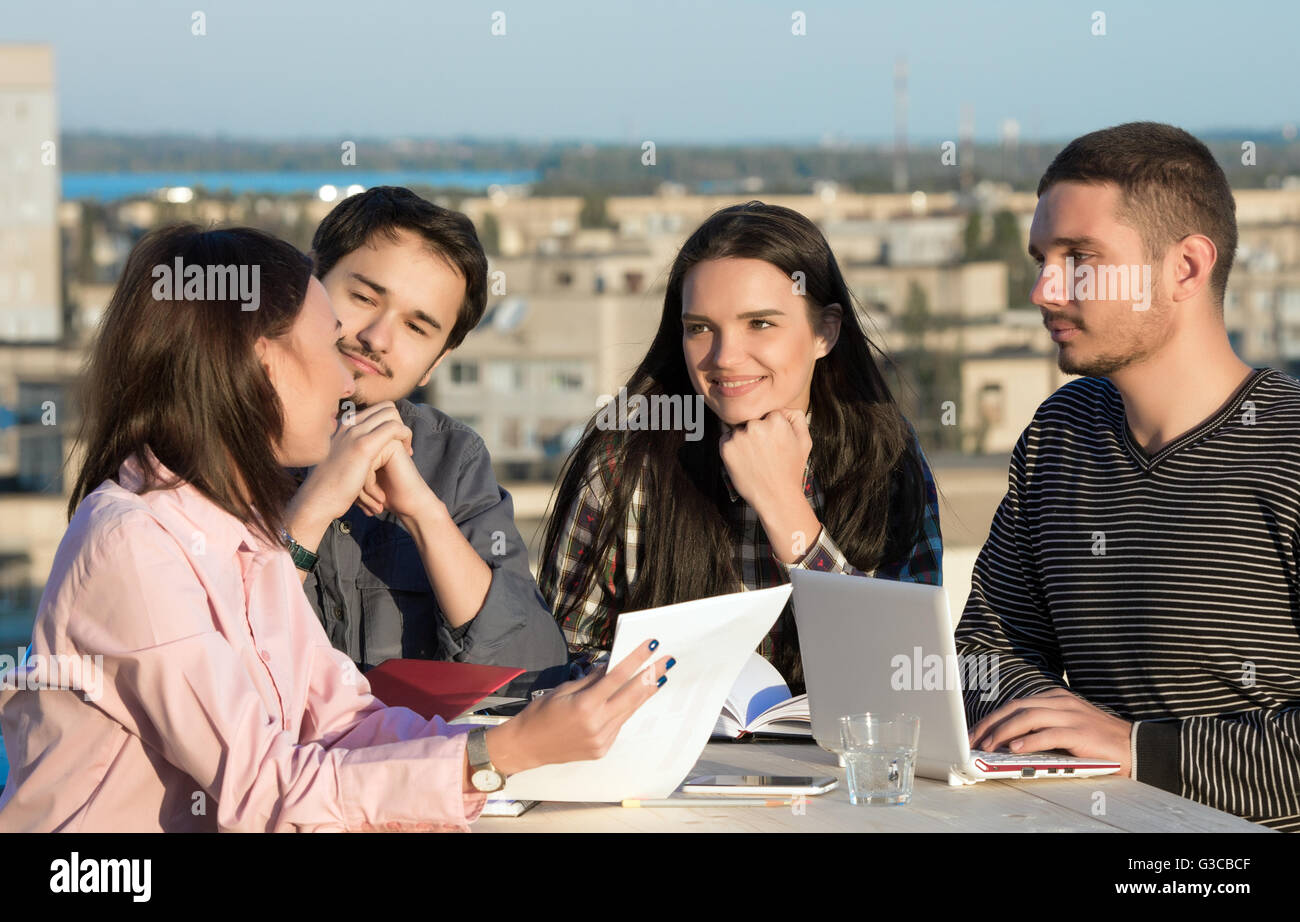 Gemischte Gruppe auf informelle Geschäftstreffen Stockfoto