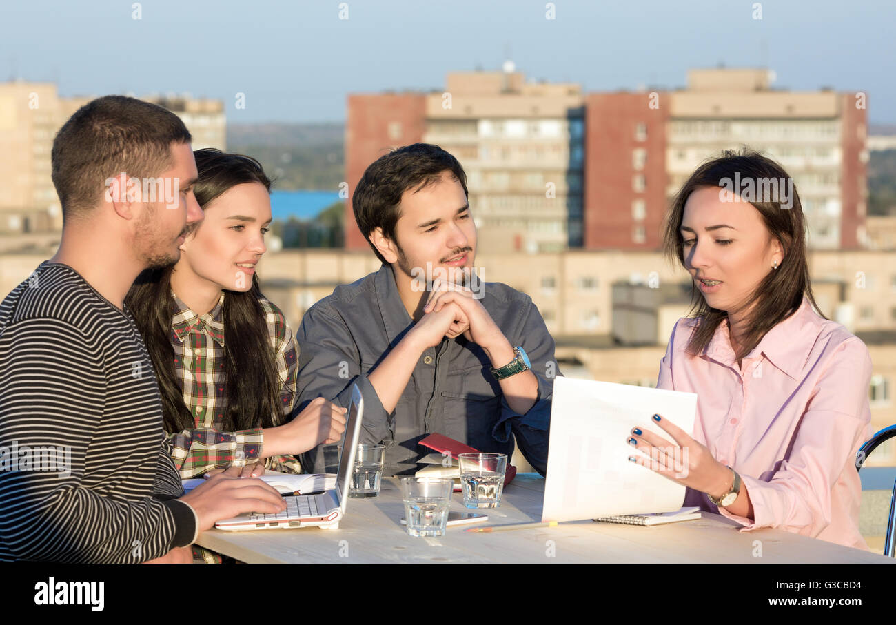 Gemischte Gruppe auf informelle Geschäftstreffen Stockfoto