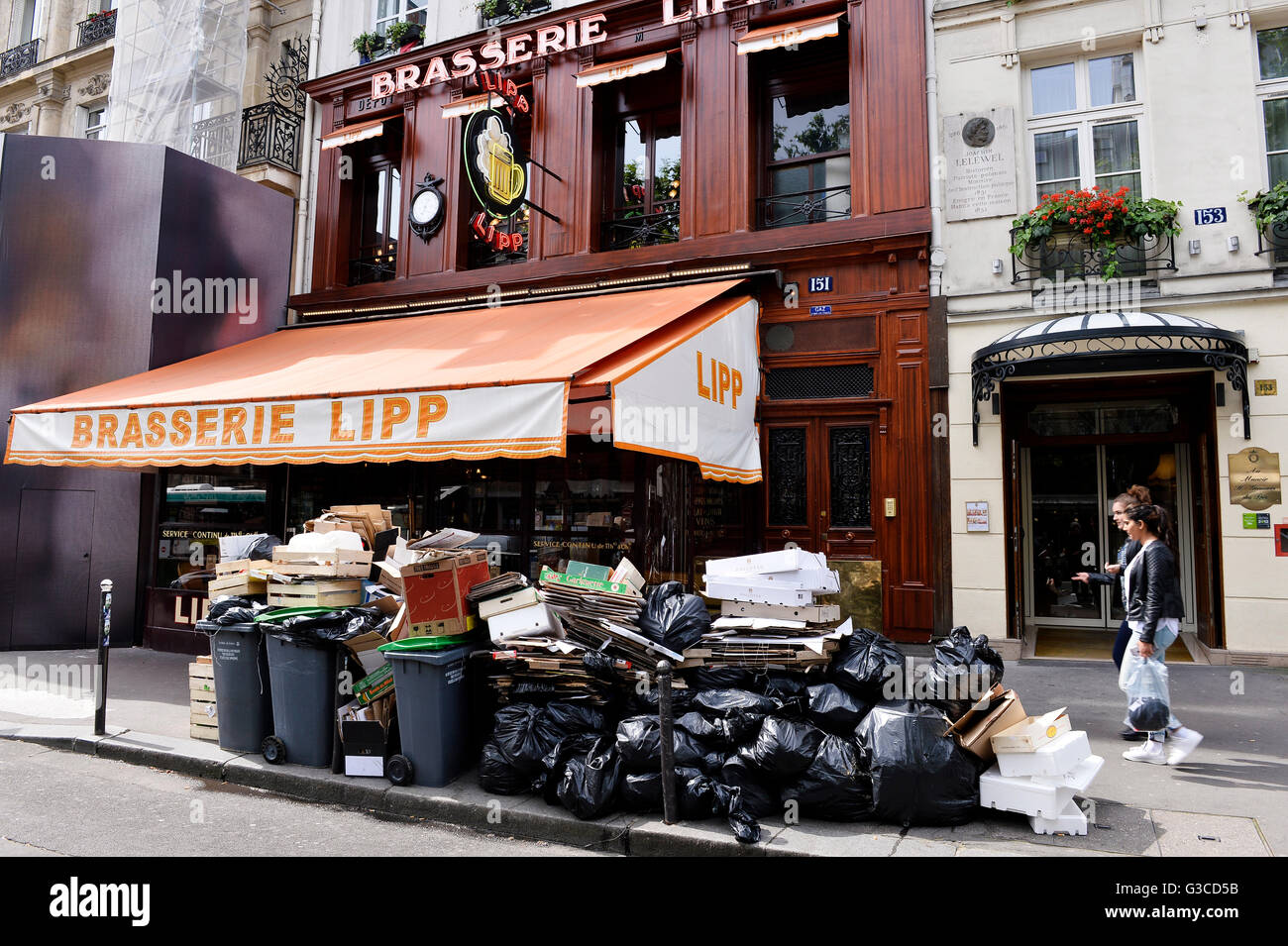 Müll sammeln in den Streik in Paris Stockfoto