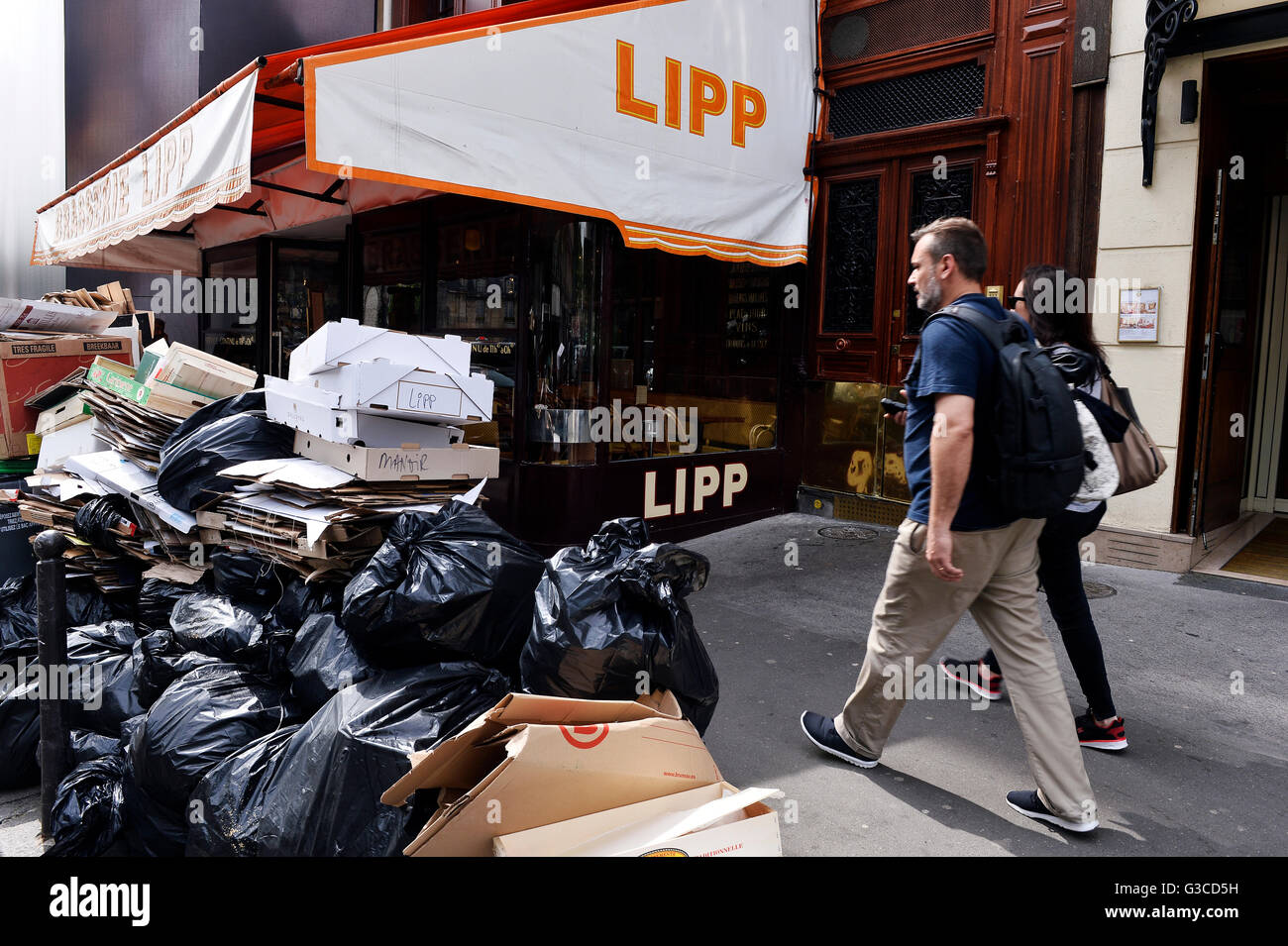 Müll sammeln in den Streik in Paris Stockfoto