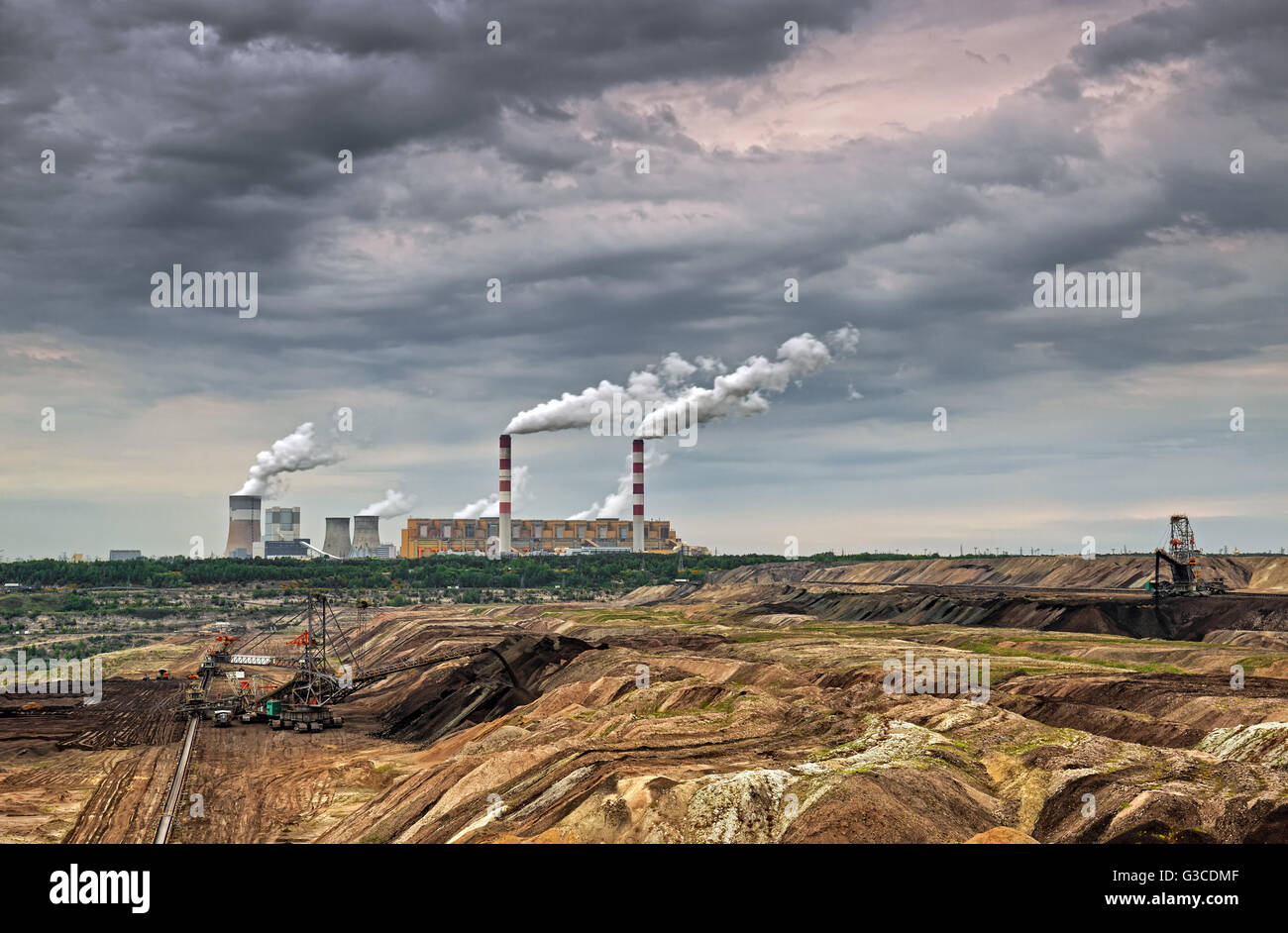 Tagebau und Kraftwerk. HDR - hoher Dynamikbereich Stockfoto