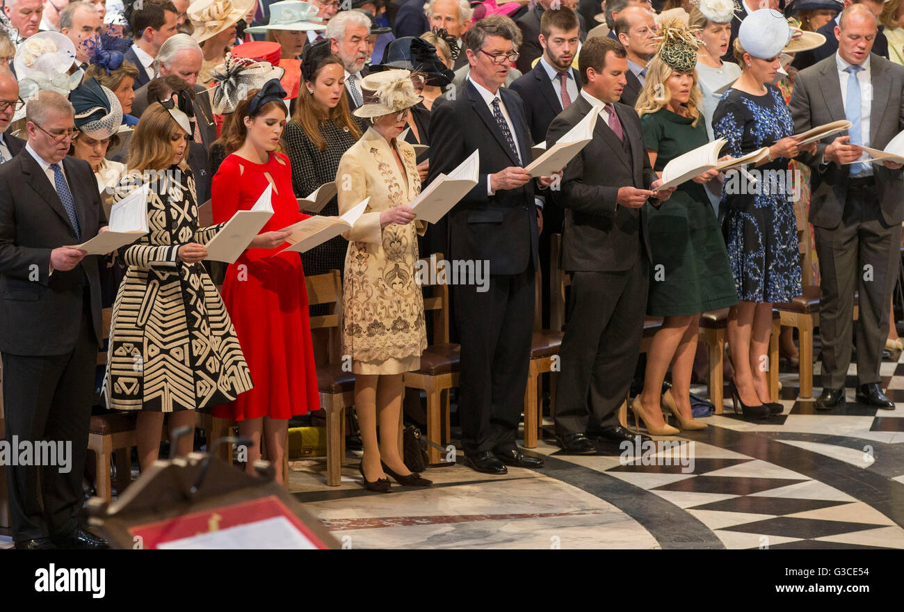 (links nach rechts) Der Herzog von York, Prinzessin Beatrice, Prinzessin Eugenie, Prinzessin Royal, Sir Tim Laurence, Peter Phillips, Autumn Phillips, Zara und Mike Tindall besuchen den Wehrdienst des Erntedankfestes anlässlich des 90. Geburtstags von Königin Elizabeth II. in St. Pauls Cathedral, London. Stockfoto