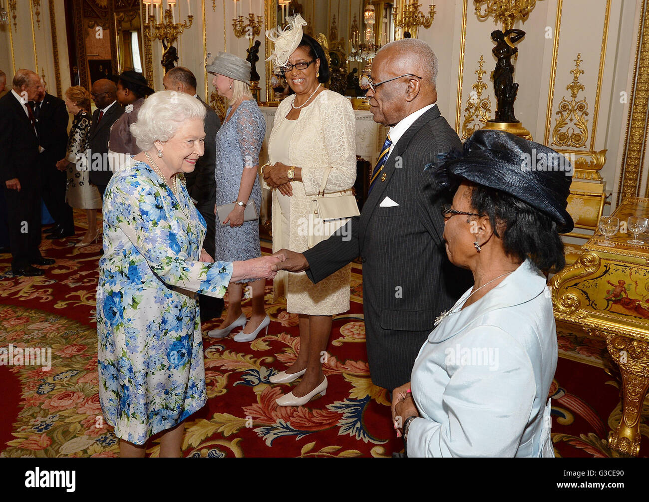 Königin Elizabeth II schüttelt Hände mit Sir Elliott Belgrave von Barbados, bei einem Empfang vor dem Generalgouverneur Mittagessen im Buckingham Palace in London. Stockfoto