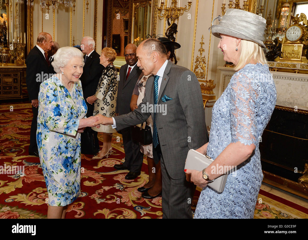 Königin Elizabeth II schüttelt Hände mit Sir Jerry Mateparae von Neuseeland, bei einem Empfang vor dem Generalgouverneur Mittagessen im Buckingham Palace in London. Stockfoto