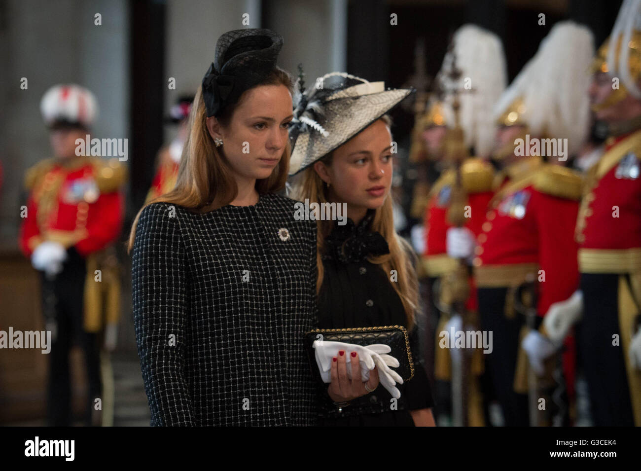 Lady Marina Windsor (links) und Lady Amelia Windsor Ankunft in St. Pauls Cathedral in London zum Wehrdienst Erntedankfest anlässlich des 90. Geburtstags von Queen Elizabeth II. Stockfoto