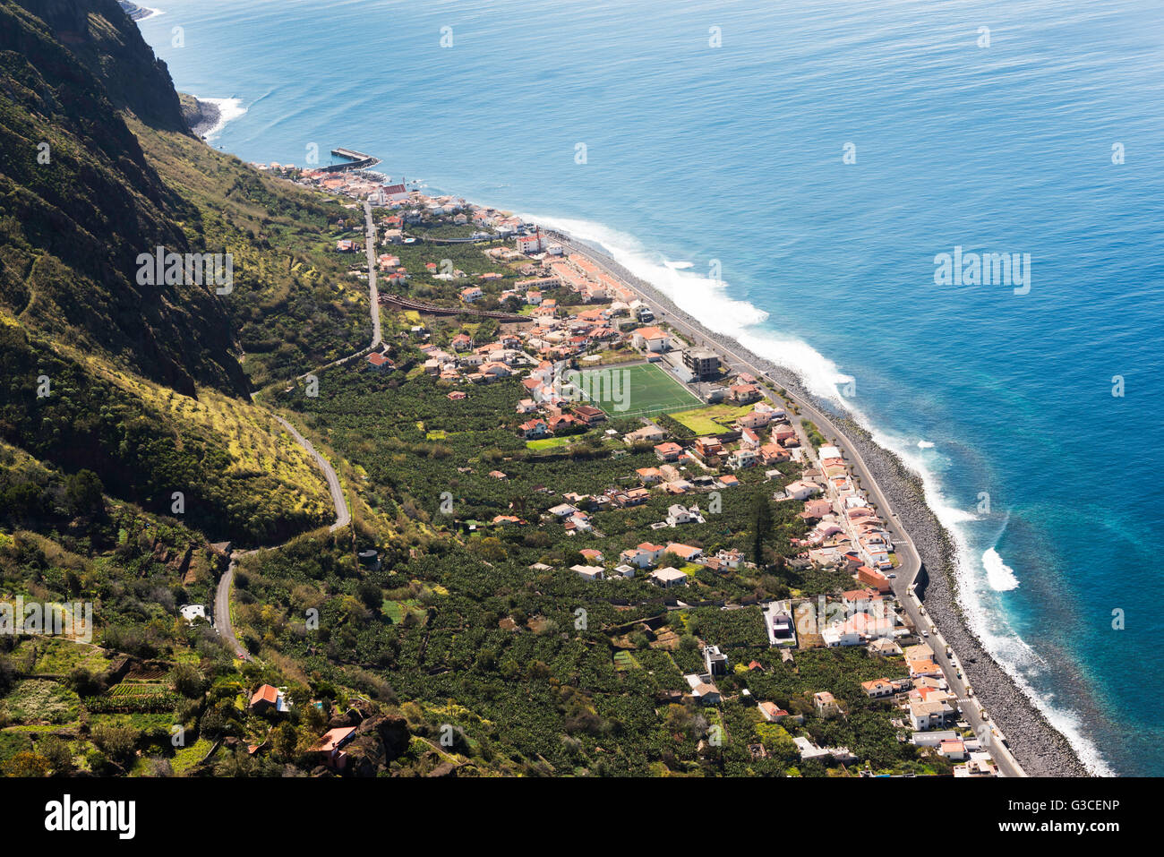 hohe Berge und die kleine Straße mit Serpentinen oberhalb des kleinen Dorfes Paul de Mar mit Tennisplatz und Küste Stockfoto