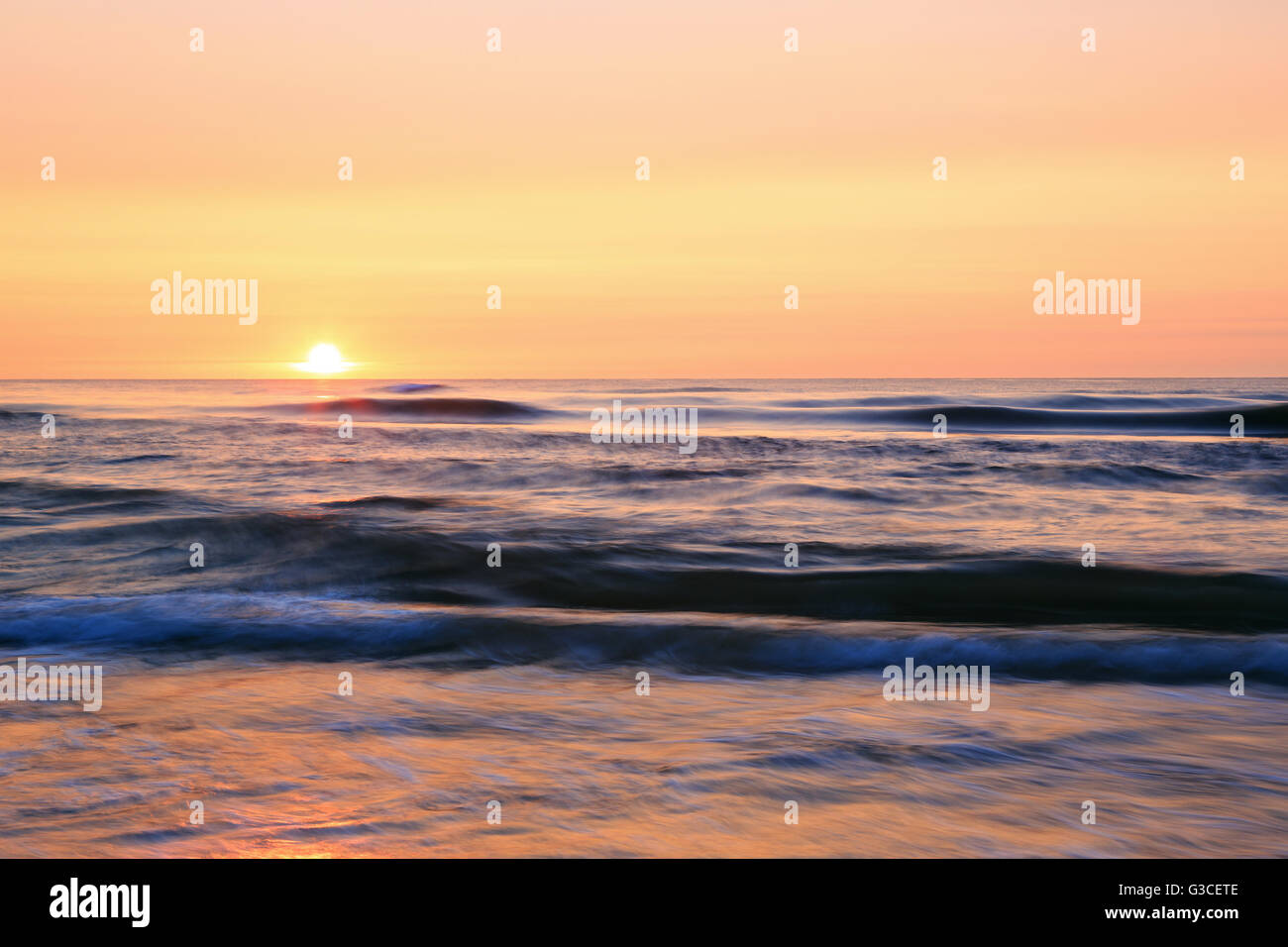 Sonnenuntergang über dem Meer Stockfoto