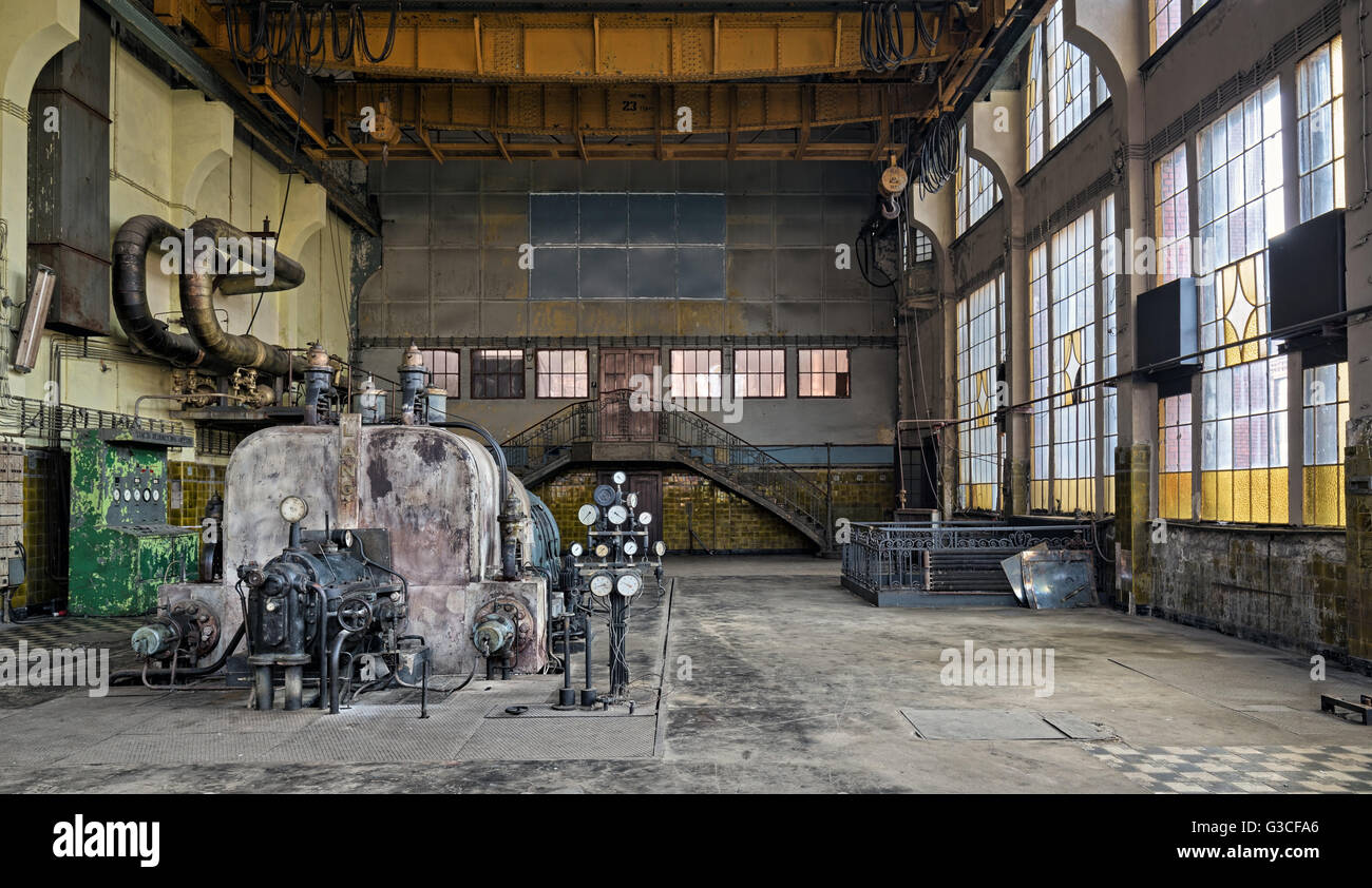 Alten zerstört eine verlassene Fabrik. Natürliches HDR - hoher Dynamikbereich Stockfoto