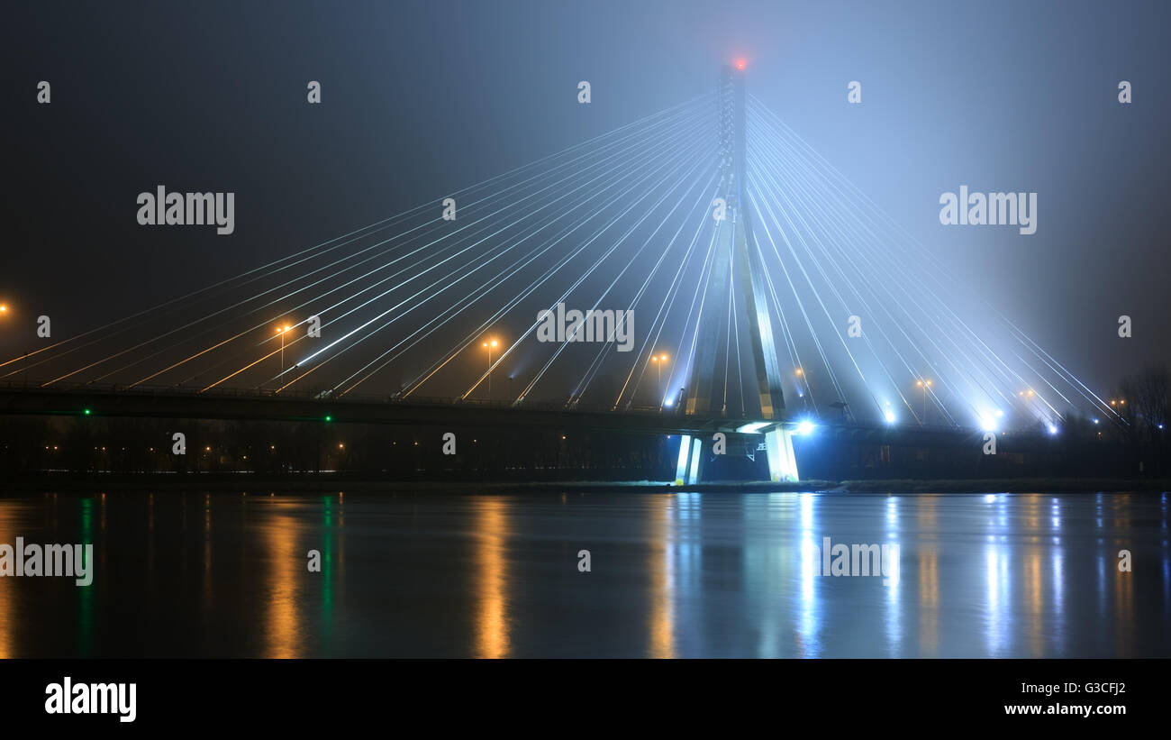 Hängebrücke im Nebel. Warschau bei Nacht, Brücke Fusse Stockfoto