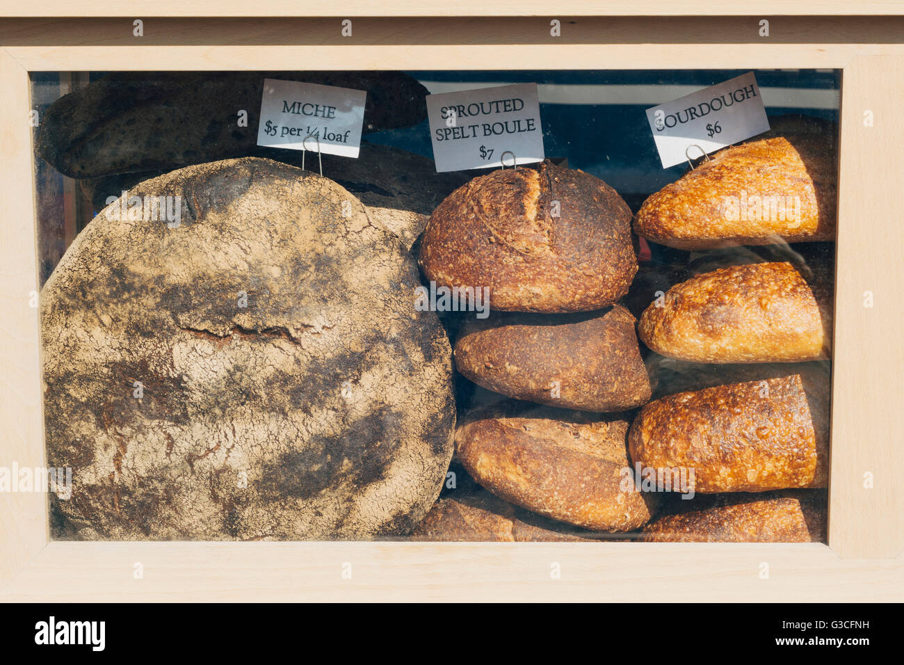 Brot für den Verkauf am Bauernmarkt. Union Square. New York City. Stockfoto