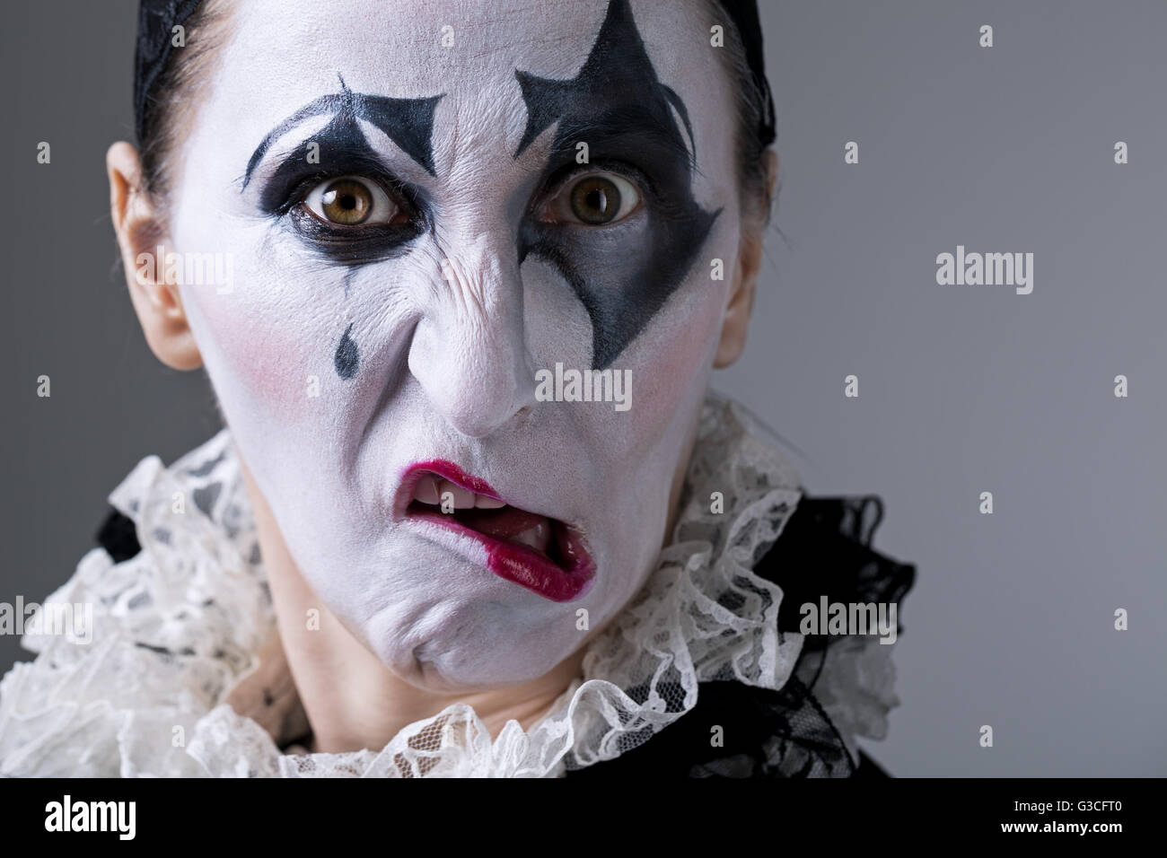 Harlequin clown in disguise -Fotos und -Bildmaterial in hoher Auflösung –  Alamy