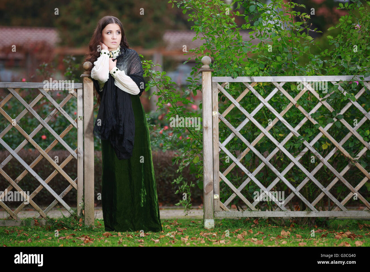 Schöne Frau im Herbst park Stockfoto