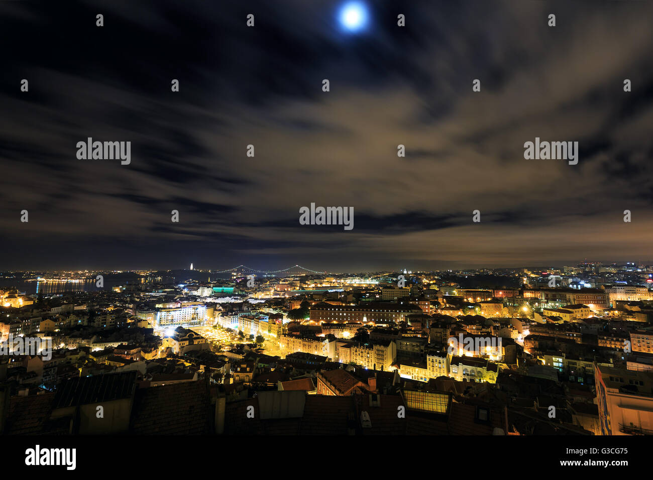 Nacht-Blick über Lissabon, Portugal Stockfoto