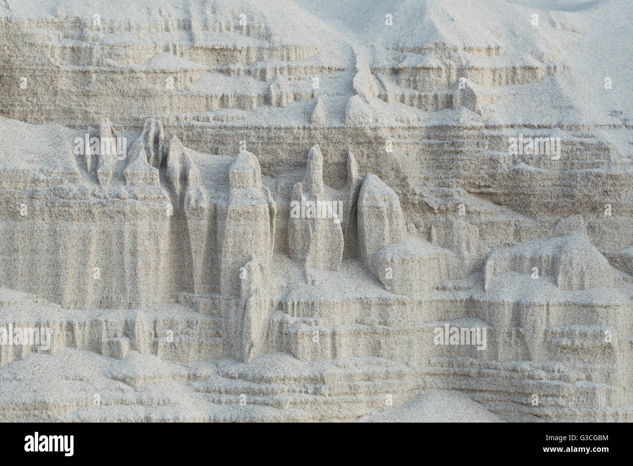 Gebäude aus Sand gebaut, von der Natur am Strand an der Ostsee als Hintergrund. Kleine Schärfentiefe Stockfoto