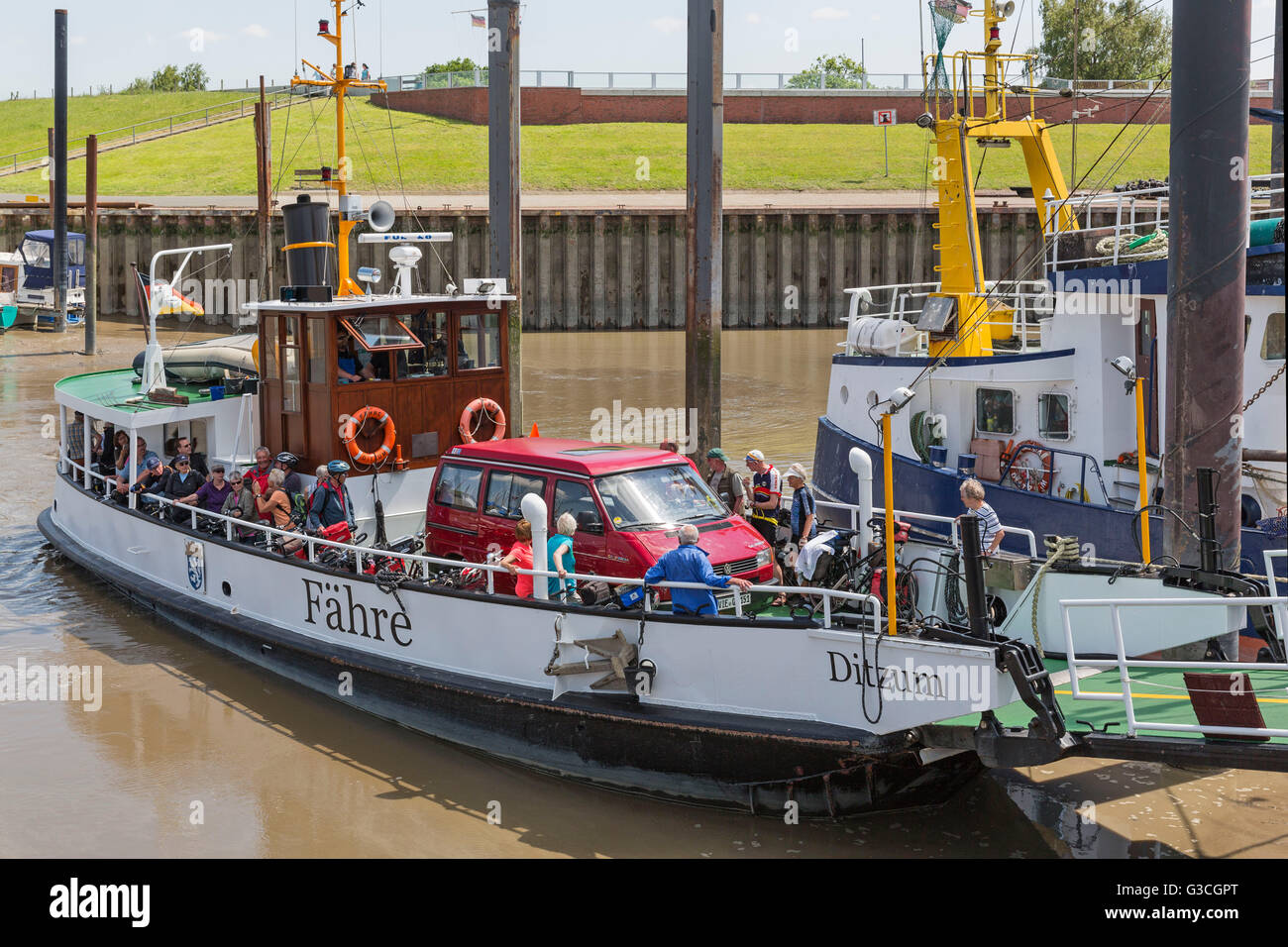 Passagiere auf der Fähre Ditzum im Hafen von Ditzum, Ostfriesland