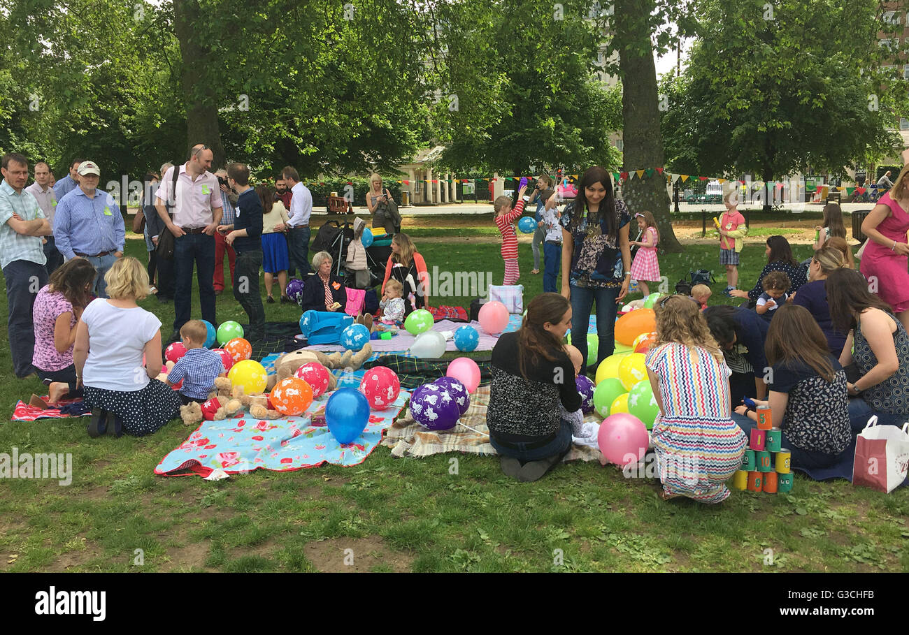 Menschen nehmen Teil in einen Teddybären Picknick veranstaltet von Richard Ratcliffe, dessen Tochter Gabriella im Iran, ohne ihre Eltern im Hyde Park im Zentrum von London gestrandet ist zu ihrem zweiten Geburtstag zu markieren. Stockfoto