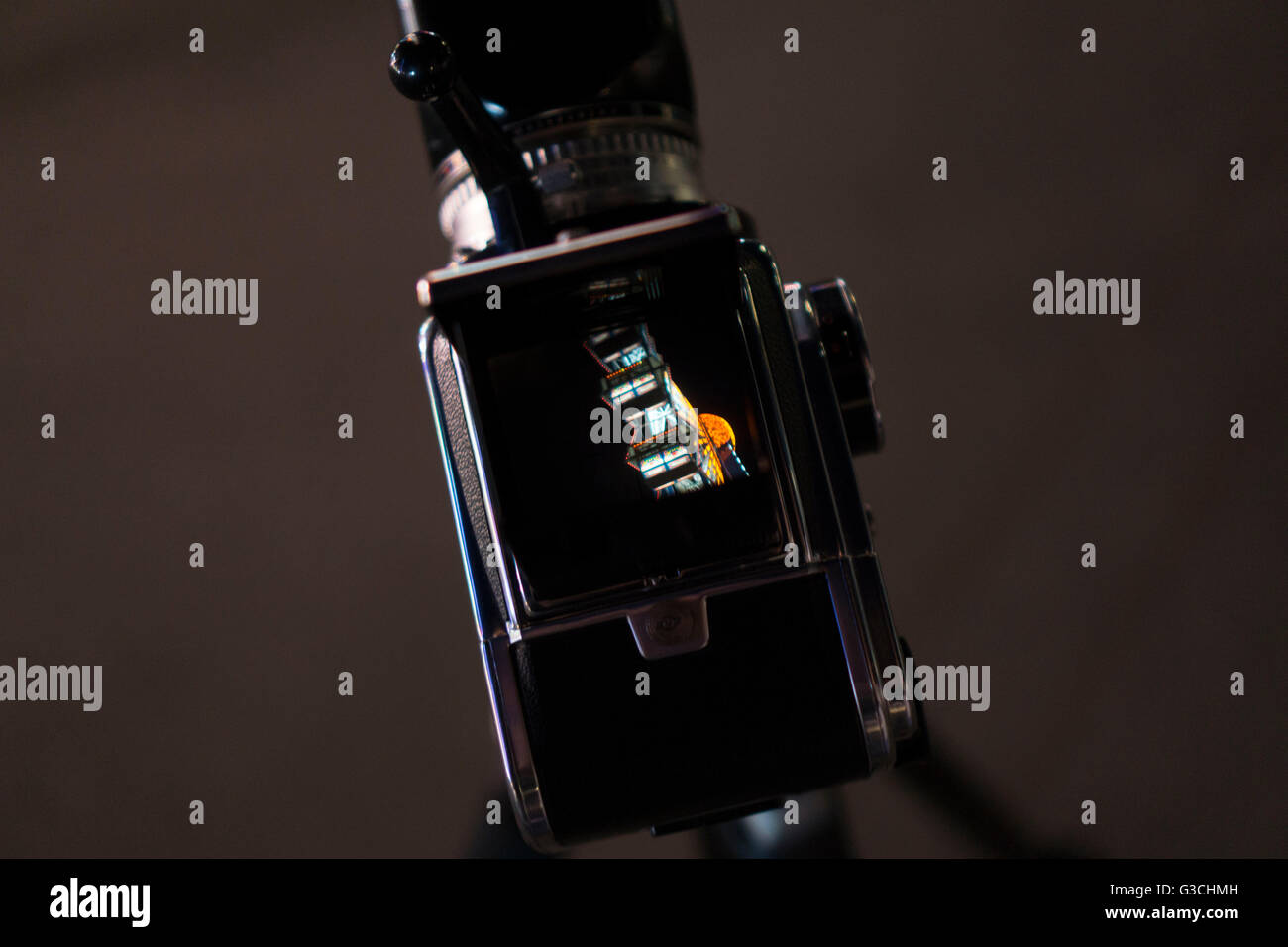 Fotokamera, Langzeitbelichtung bei Nacht auf dem Oktoberfest, Fahrgeschäfte Stockfoto