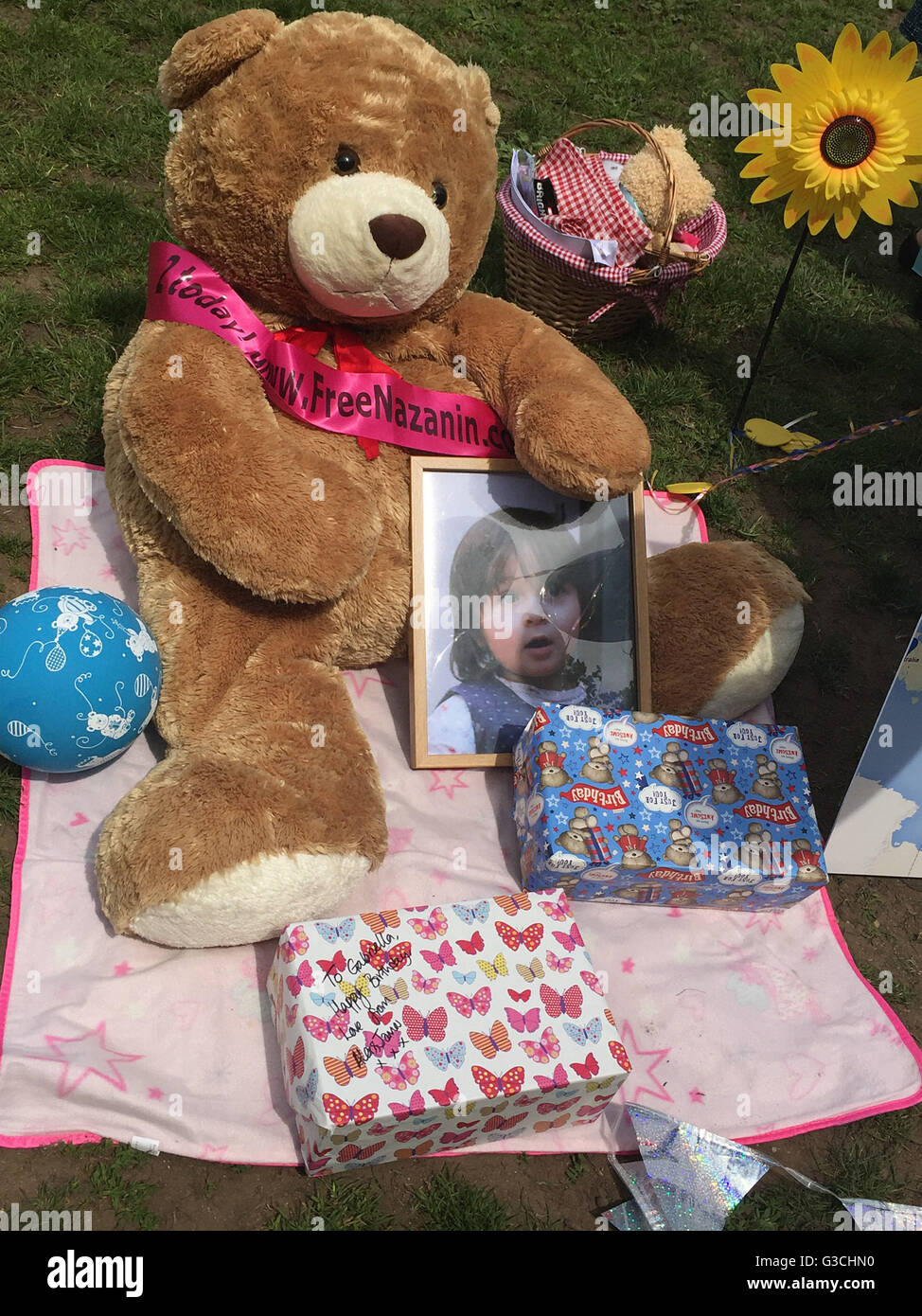 Ehrungen von Personen, die Teilnahme an einem Teddybären Picknick veranstaltet von Richard Ratcliffe, dessen Tochter Gabriella im Iran, ohne ihre Eltern im Hyde Park im Zentrum von London gestrandet ist zu ihrem zweiten Geburtstag zu markieren. Stockfoto