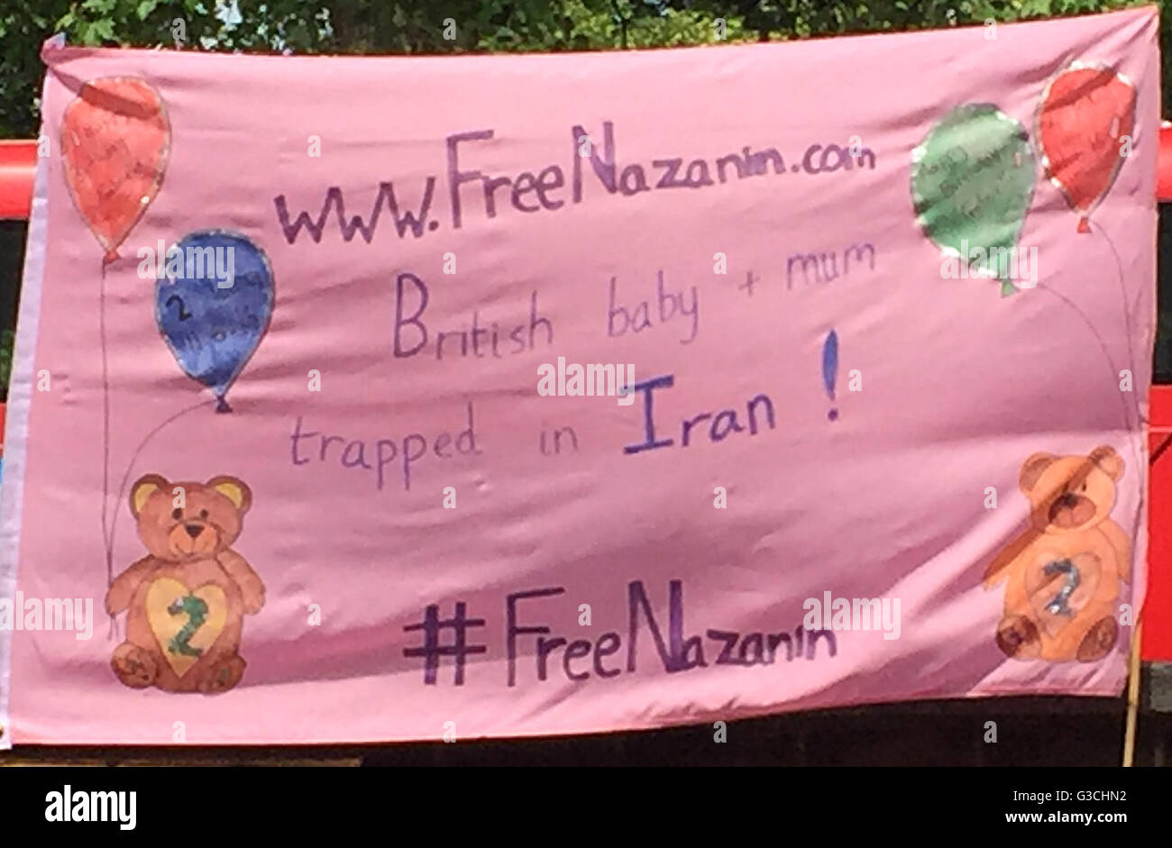 BESTE Qualität verfügbar A Banner von Fans vor der iranischen Botschaft im Zentrum von London, wo Richard Ratcliffe, dessen Tochter Gabriella im Iran ohne ihre Eltern gestrandet ist direkt vor der Haustür zu ihrem zweiten Geburtstag eine Geburtstagskarte links gemacht. Stockfoto