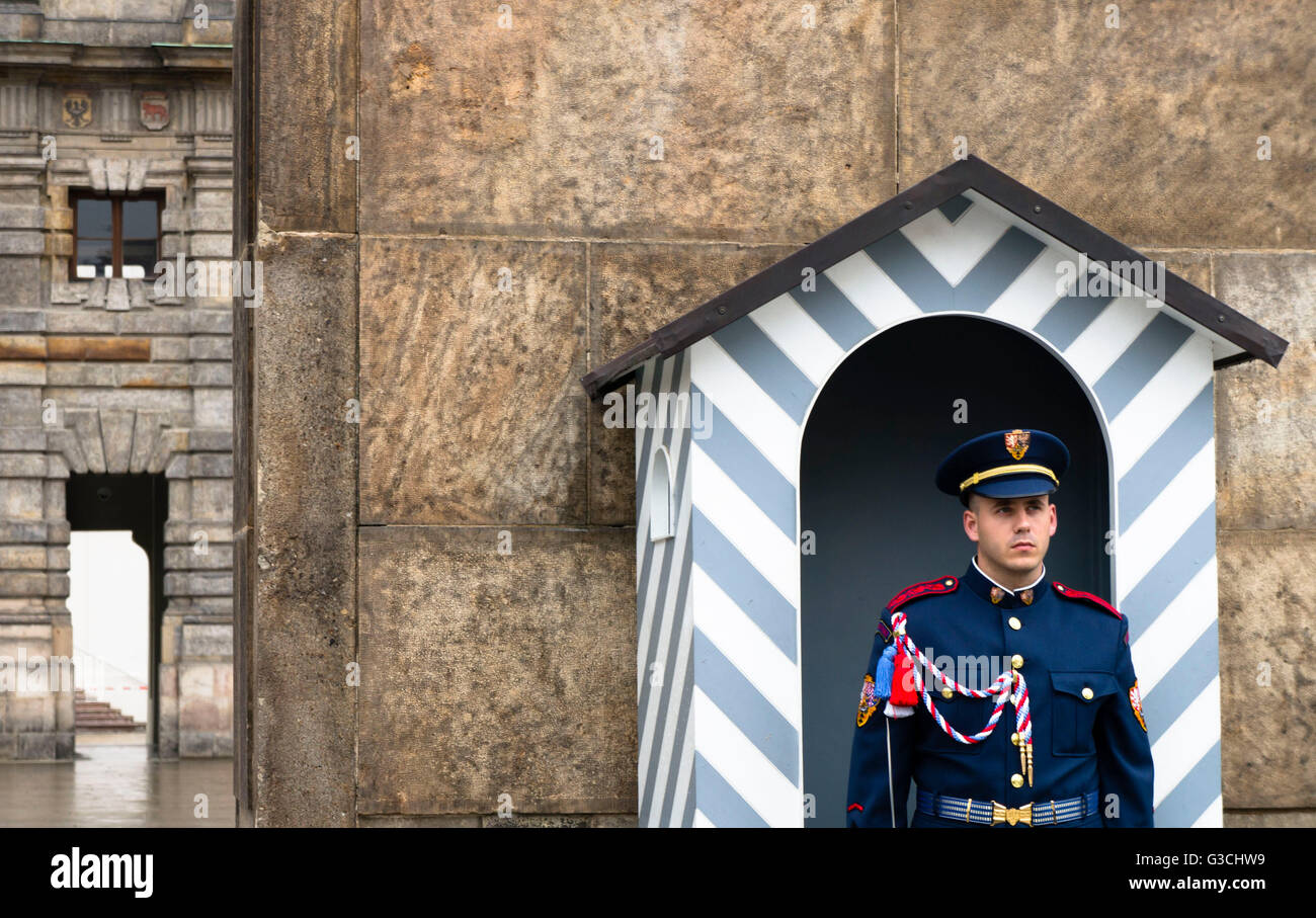 Wache vor dem Schloss, Prag, Tschechien Stockfoto