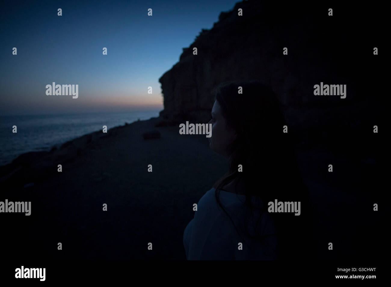 junge Frau mit Blick auf das Meer, Gran Canaria Stockfoto