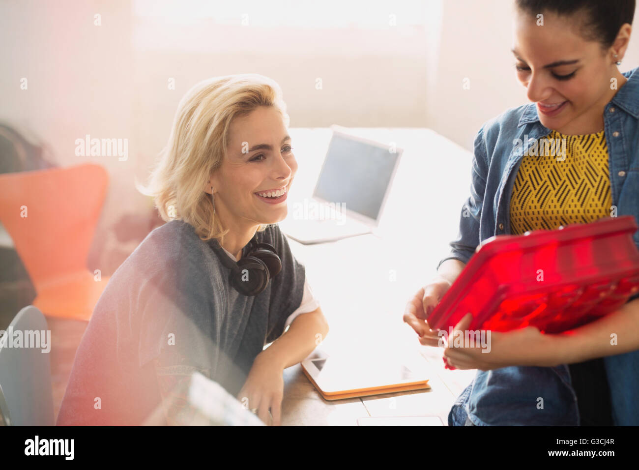 Innovative junge Unternehmerinnen Prüfung Prototyp im Büro Stockfoto