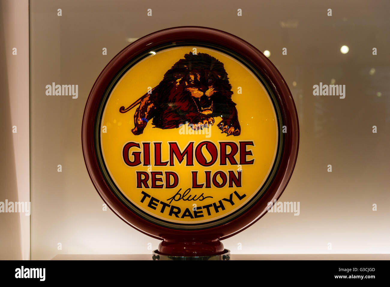Glaskugel für Vintage Gilmore Red Lion-Zapfsäule im Display. Stockfoto