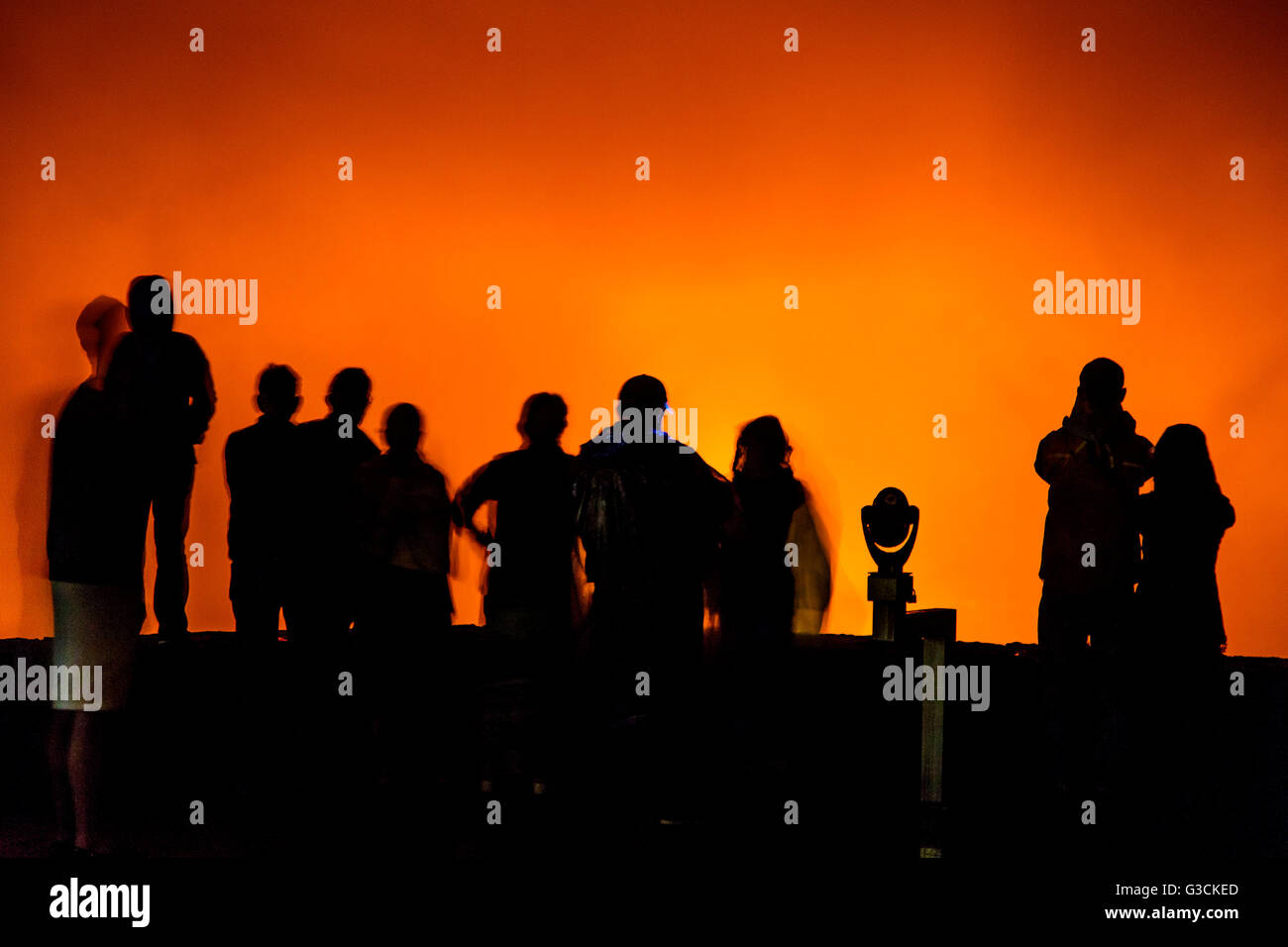 Geisterhafte Zeitaufwand der Besucher in der Silhouette in der Abenddämmerung, glühende Kilaueea Caldera Lava Vulkan, Hawai ' i Volcanoes National Park, Stockfoto