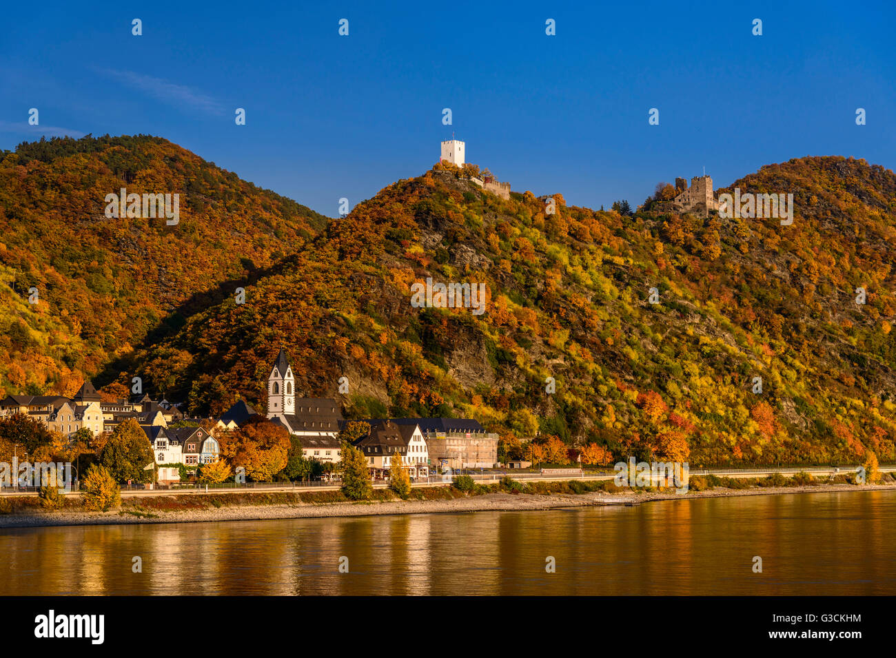 Deutschland, Rheinland-Pfalz, obere Mittelrheintal, Kamp-Bornhofen, Stadtbild, Klosterkirche Bornhofen, feindlichen Brüder Schlossberg Sterrens und Schloss lieber Stein Stockfoto