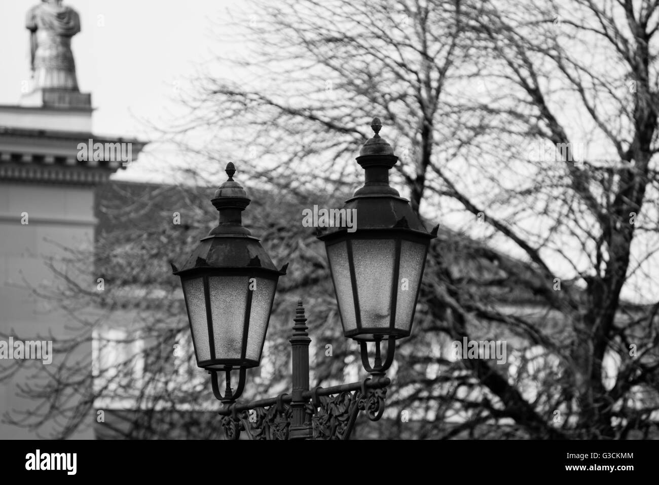 Deutschland, Bayern, München bei Tageslicht, Stadtzentrum, Laterne im Hofgarten, s/w Stockfoto