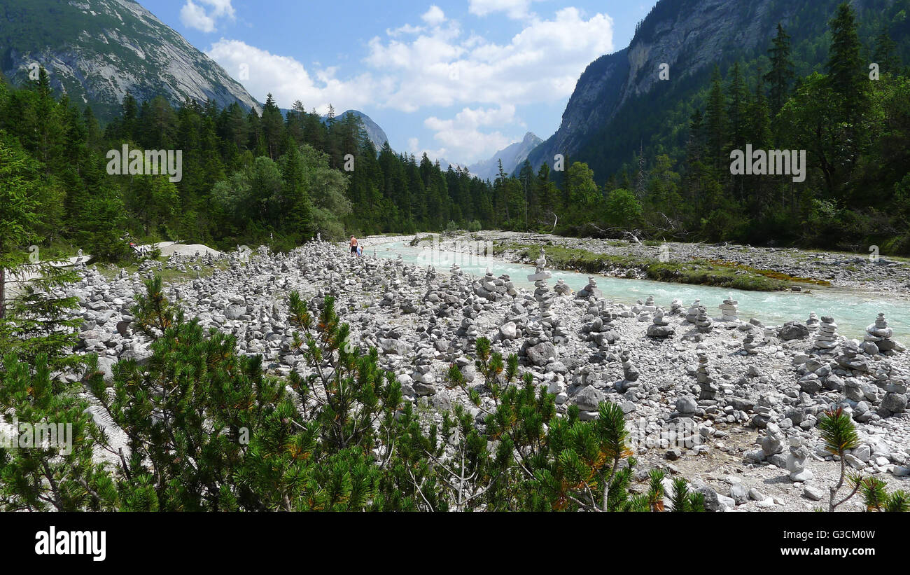 Stein-Türme am Ufer der Isar, Tirol, Österreich Stockfoto