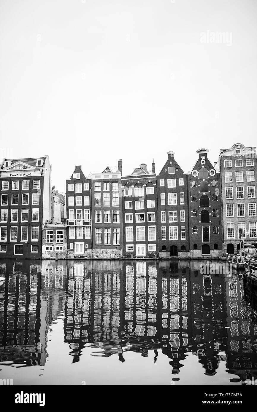 Mit Blick auf die Grachtenhäuser von Amsterdam Stockfoto