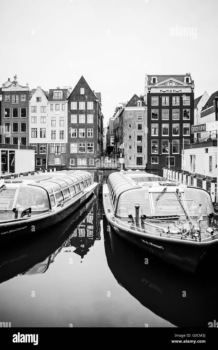 Mit Blick auf den Kanal von Amsterdam beherbergt, Stockfoto