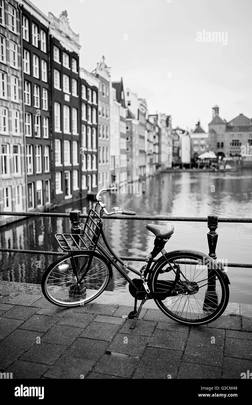 Ein Fahrrad und Grachtenhäuser von Amsterdam Stockfoto
