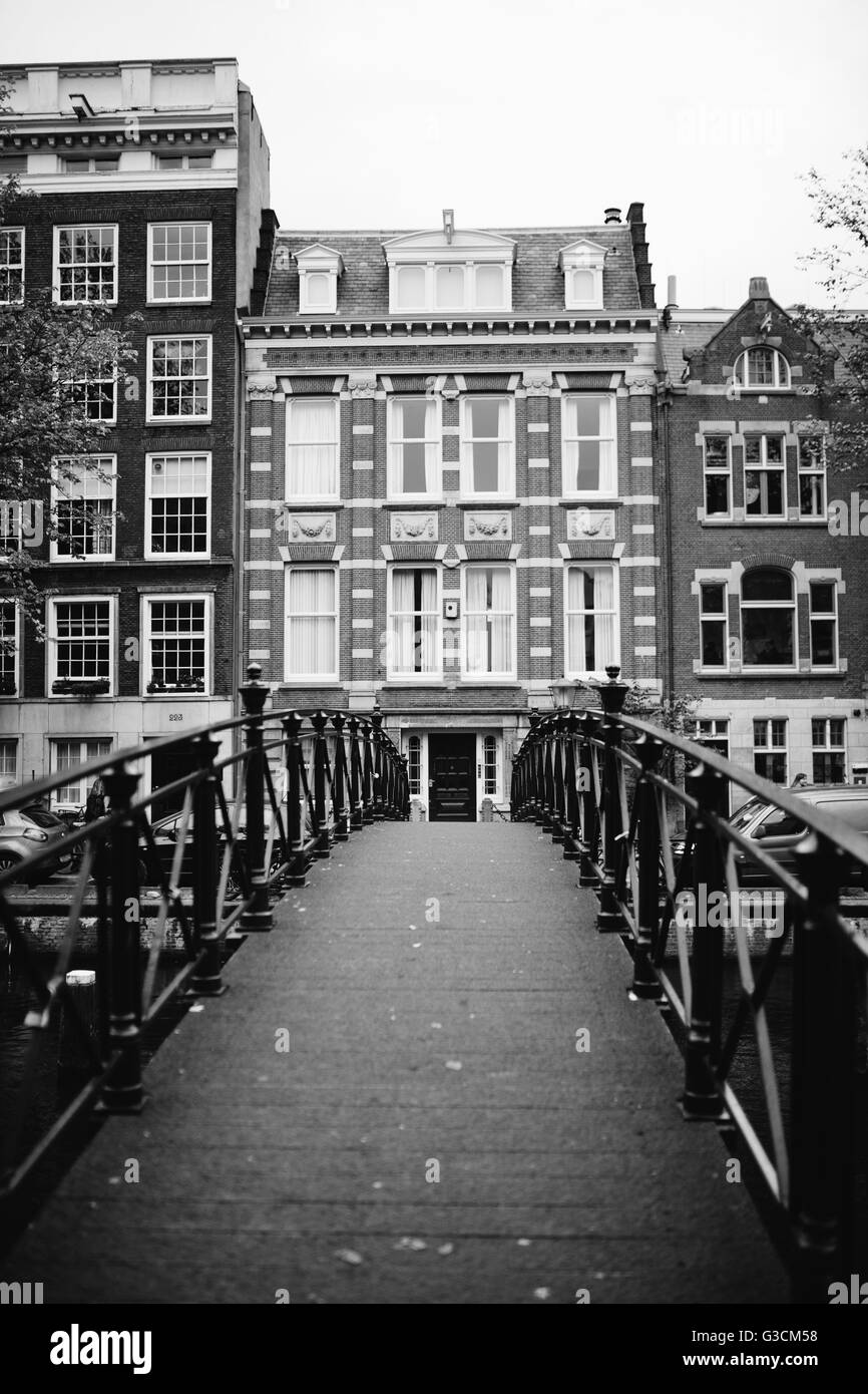 Blick über eine Brücke zu den typischen Häusern der Amsterdam, Stockfoto