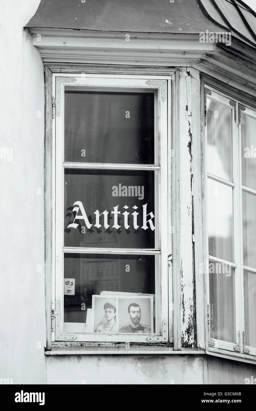 Fenster von einem Antiquitätenhändler in Tallinn Stockfoto