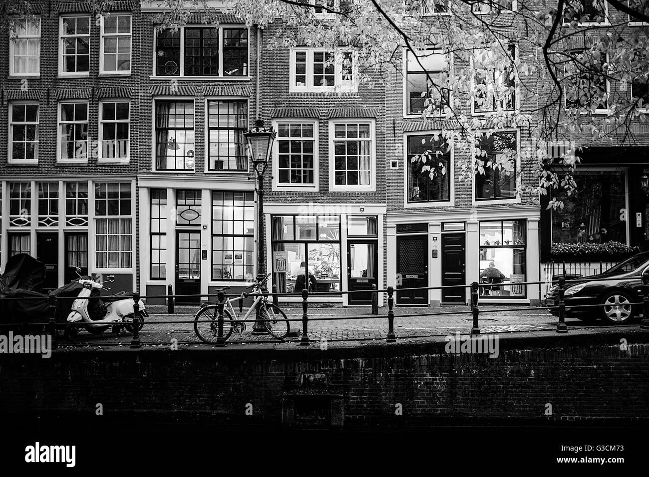 Häusern an einem Kanal in Amsterdam Stockfoto