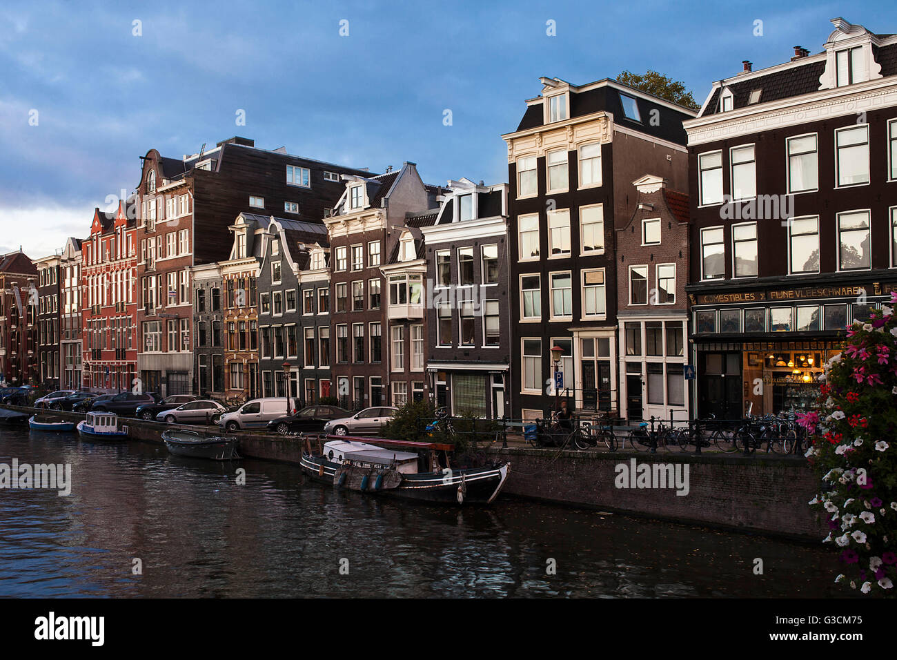 Häuser und Kanal in Amsterdam Zentrum Stockfoto