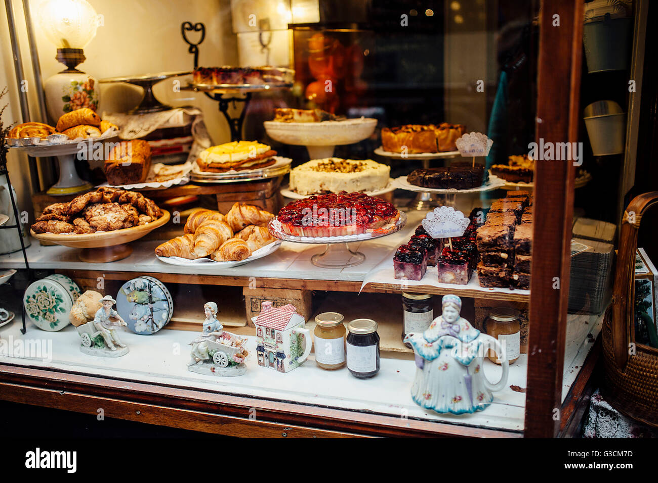 Kuchen und Gebäck in einem Schaufenster in Amsterdam, Stockfoto