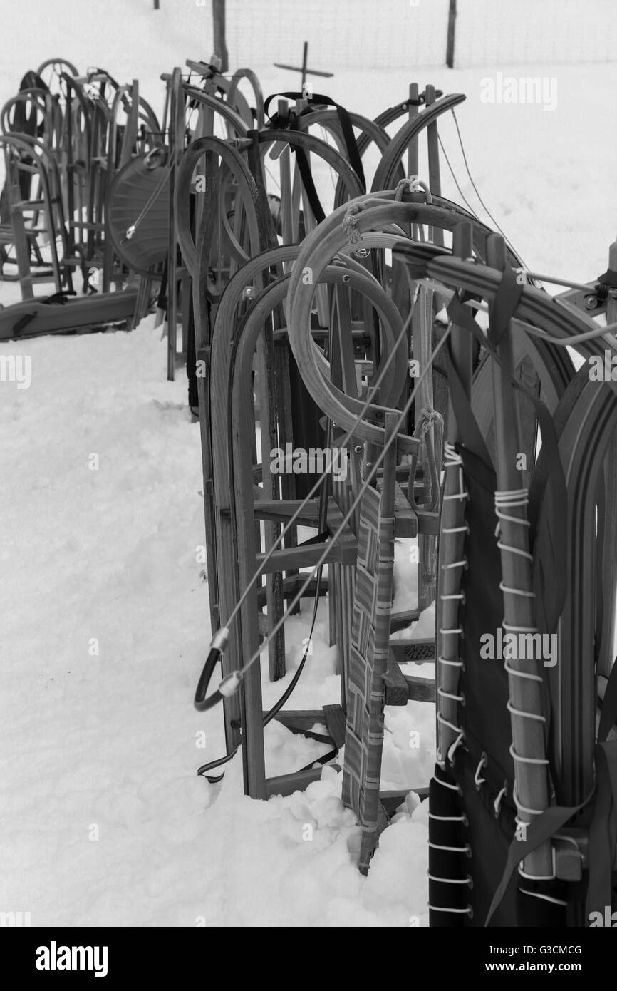 Rodeln im Allgäu im Schnee, Rodeln, Schlitten, Monochrom, Schwarzweiß, Winter, Allgäu, Bayern, Deutschland Stockfoto