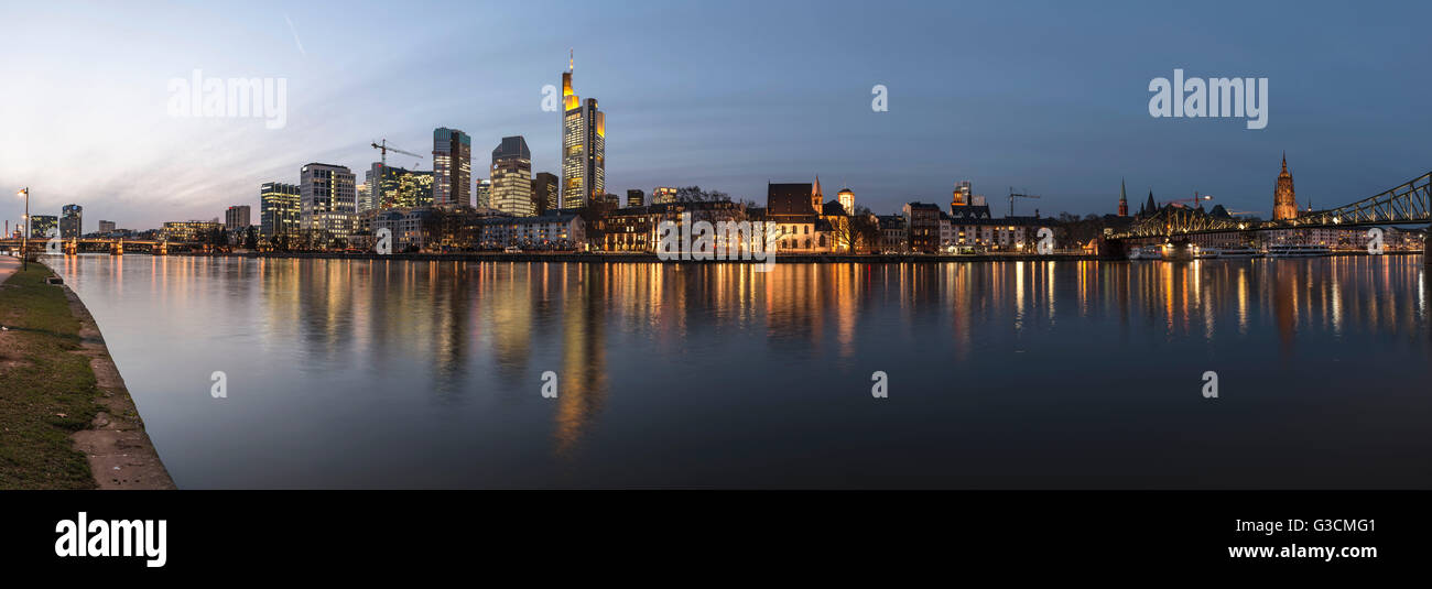 Frankfurt am Main, Hessen, Deutschland, Europa, Blick auf die Frankfurter Skyline, banking District, Eiserner Steg, panorama Stockfoto