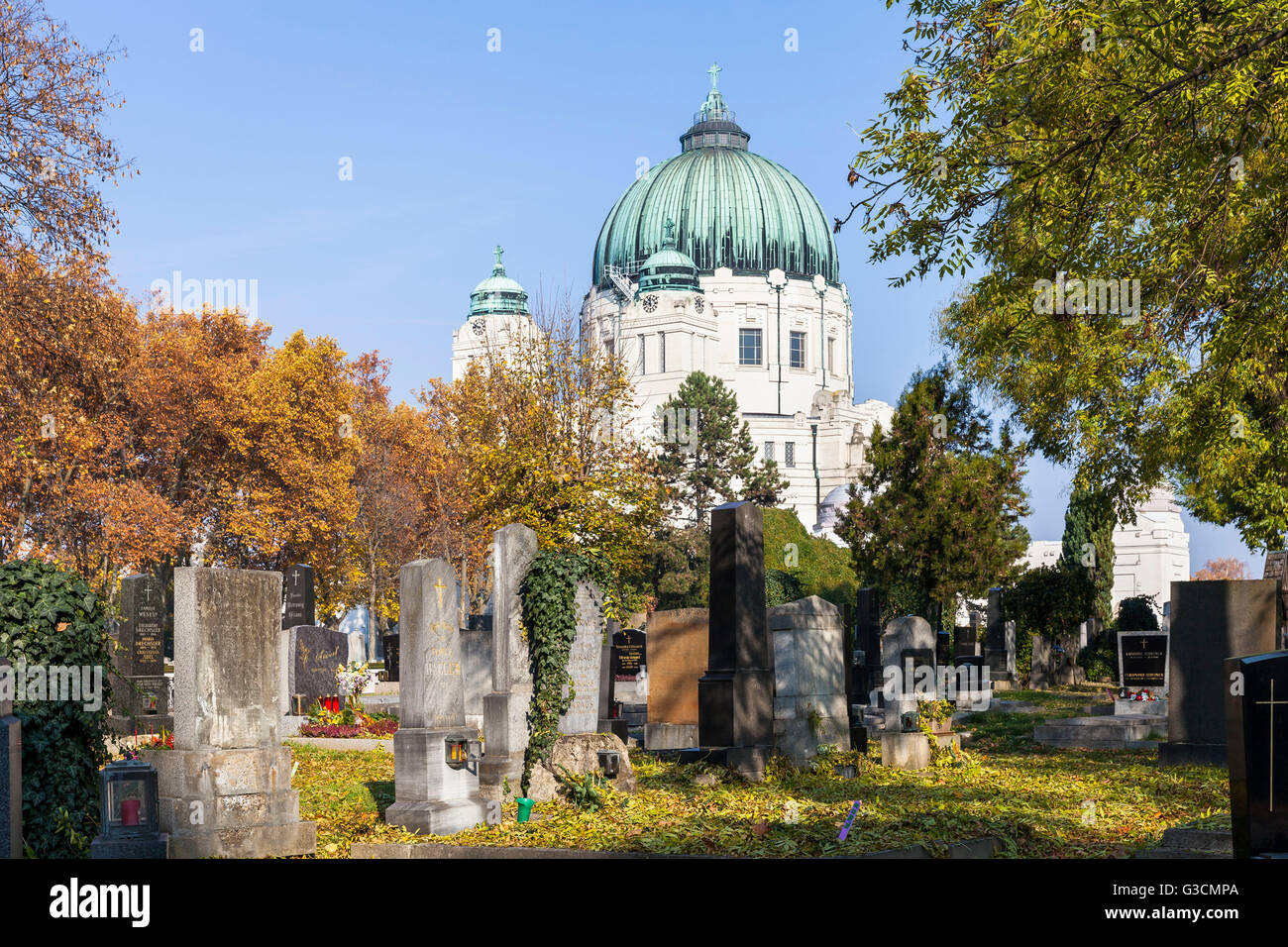 Herbst am Wiener Zentralfriedhof, im Hintergrund Charles Borromeo Friedhofskirche, Simmering, Wien, Österreich, Europa, Stockfoto